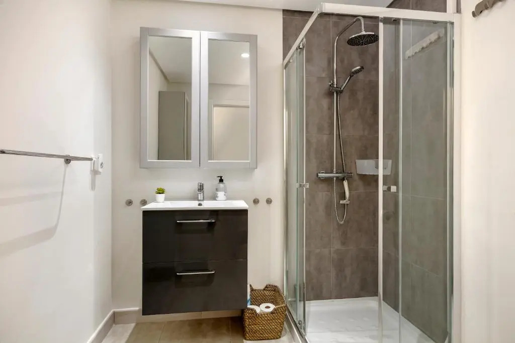 FIVE STAR 3 bedroom Apt in ideal location - RDR237