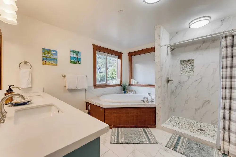 Denton by Avantstay Hot Tub, Deck w/ Fire Pit Near Skiing & Lake!