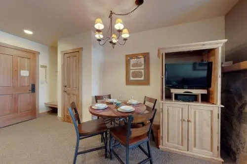 Red Hawk Lodge 2200