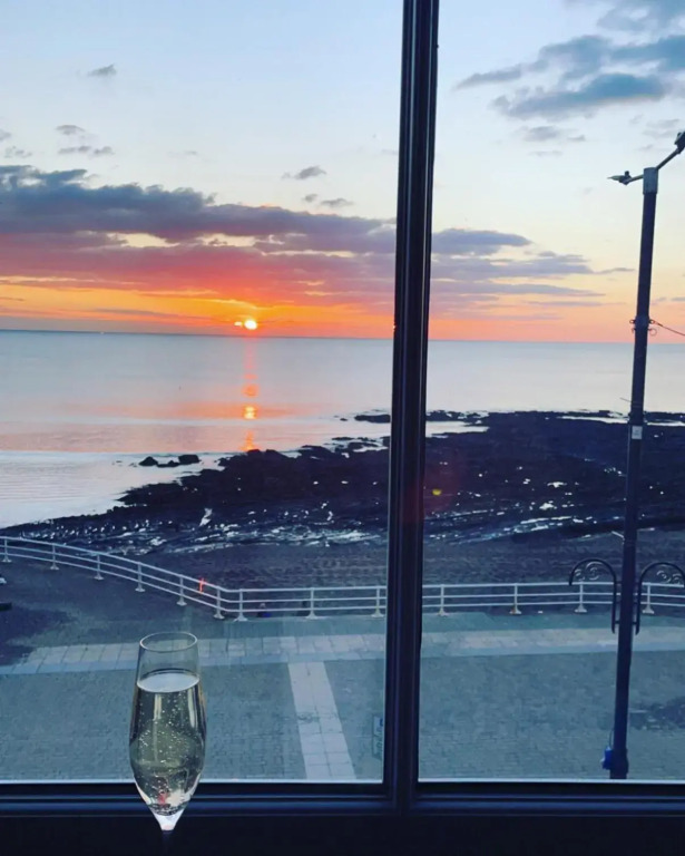 Sea View Modern Apartment - Sleeps 2