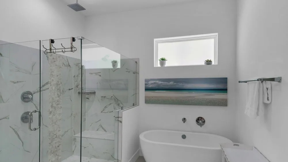 Minutes to Beach & Largest Public Beach Access, Modern New Build in Inlet