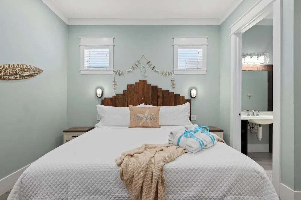 Three Master Bedrooms! Easy Beach Access! Gulf Views