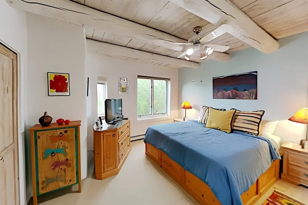 Casa Monzon - Perfect Location, Bright and Sunny Interior