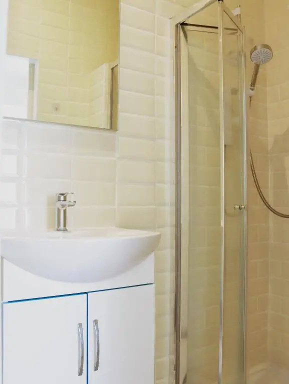 Shirley House 1, No-Frills Guest House, Self Catering, Smart Lock Check-in, Kitchen, Washer, Dryer, Great for Contractors