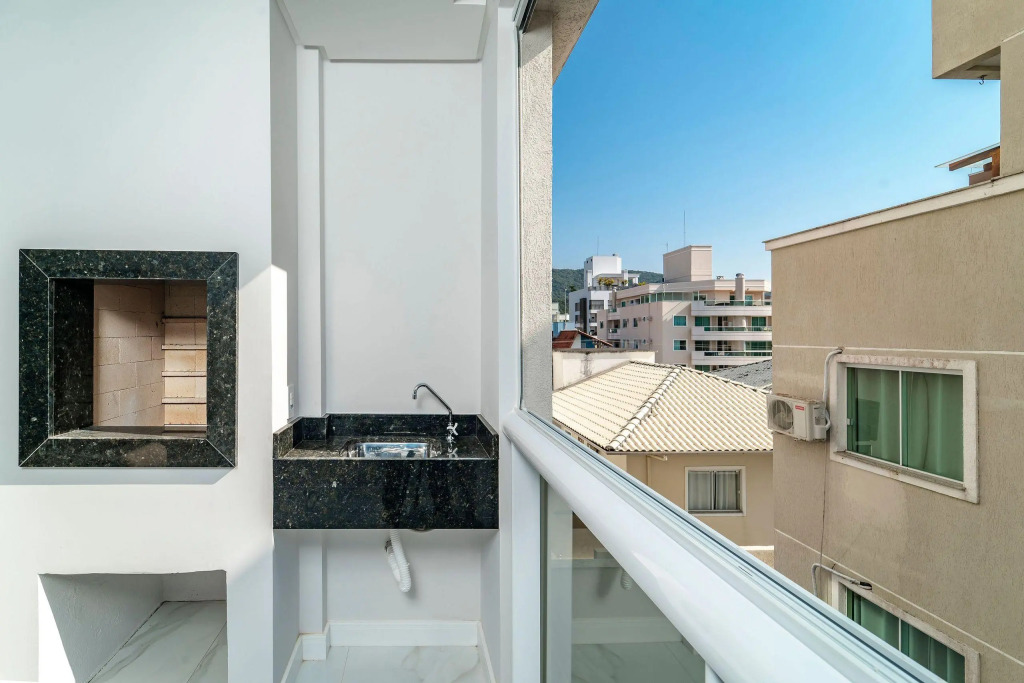 Lindo Apartamento com 2 suítes e piscina em Bombas 705