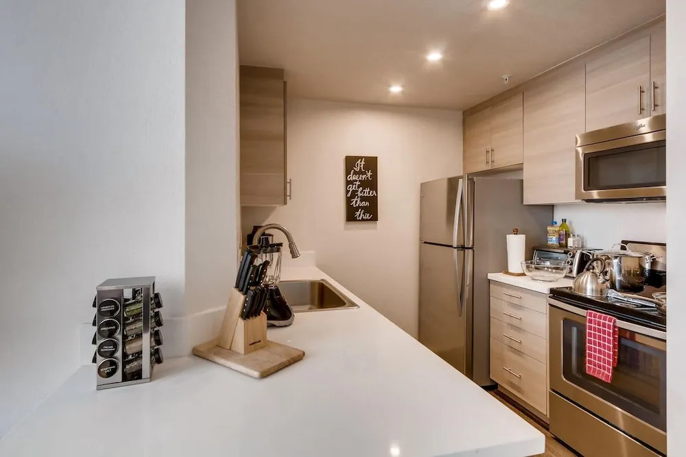 H2 -NEW Gorgeous Downtown San Diego 1 Bedroom + Upstairs Bedroom Loft!