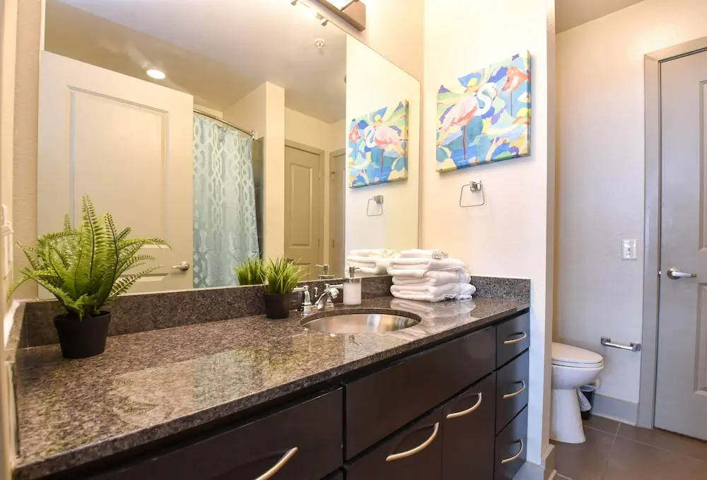 Design District Apts Near Market Ctr by Frontdesk