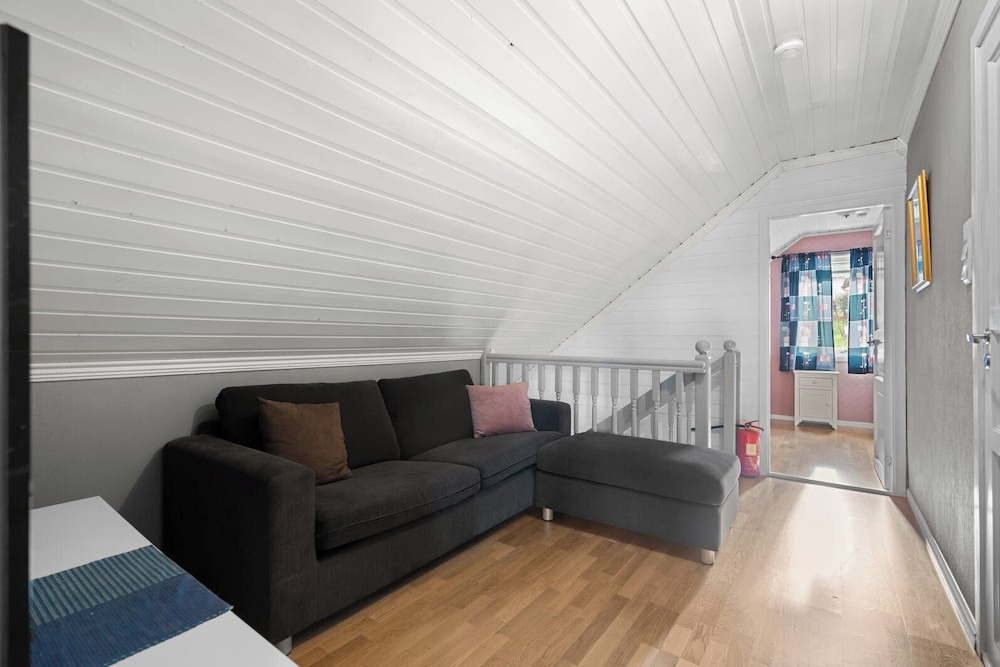 Lovely 4 Bedroom House With the View of Aurora
