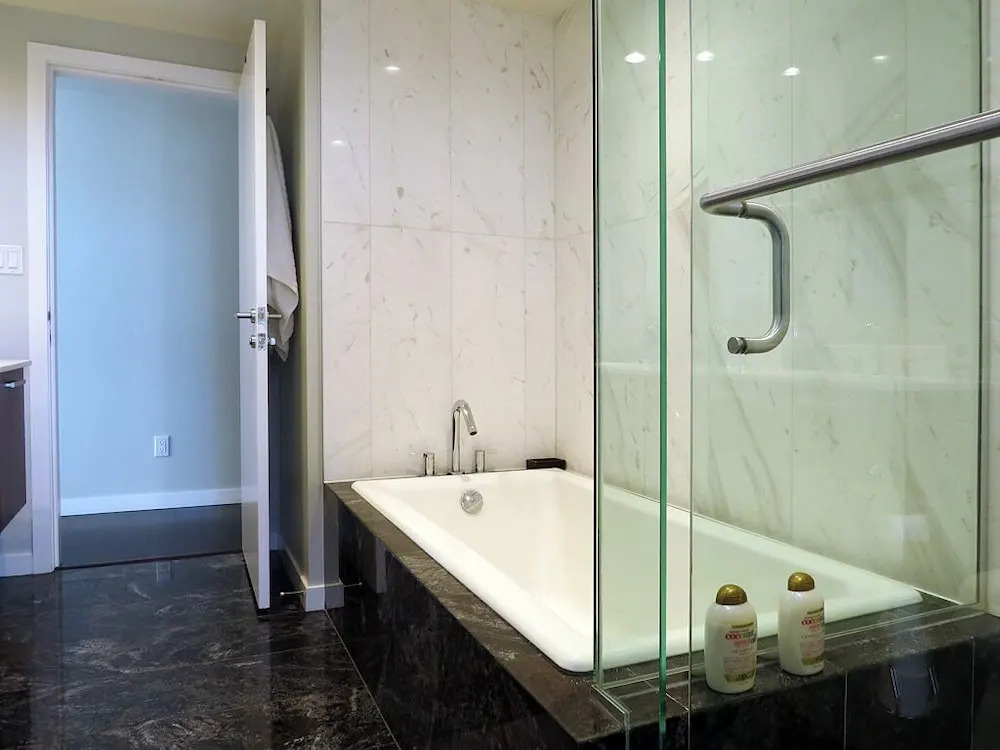 11th Heaven Contemporary Condo Heart of Downtown