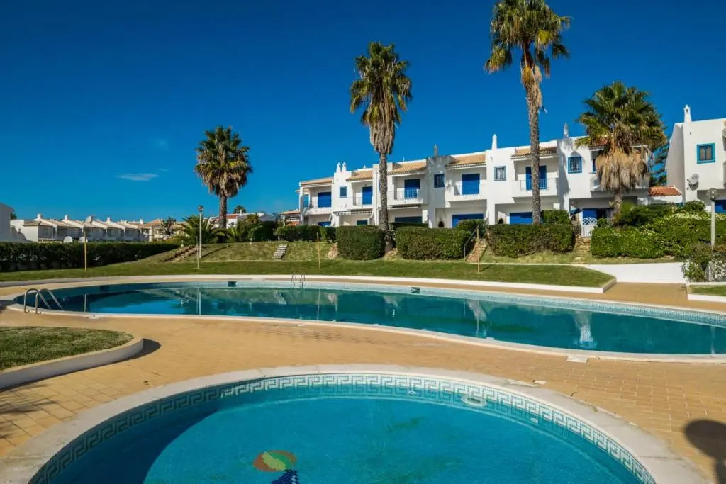 3 bedroom apartment in Oura Albufeira with amazing pool at walking distance to beach, strip and old town, WIFI and AC, private condo