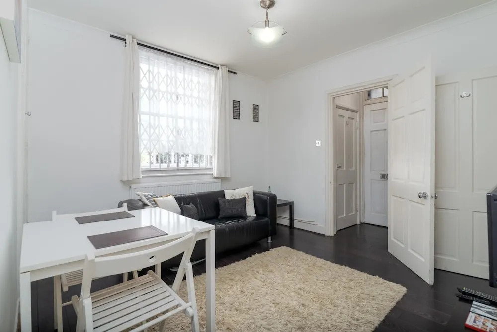 Fantastic 1BR Flat in East London for 2 Guests!