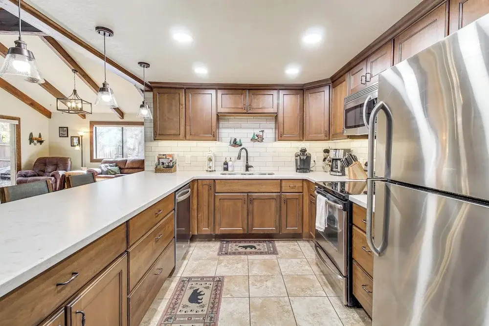 Spacious Cabin w/ Deck: 7 Mi to Show Low!