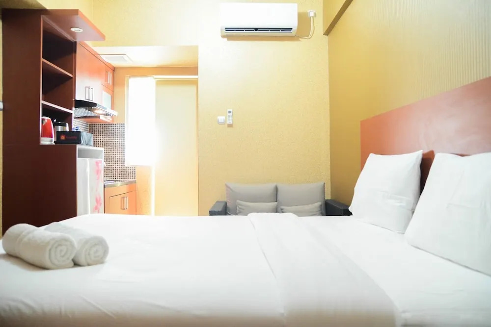 Parquette Studio Green Lake Apartment near Ciputat By Travelio