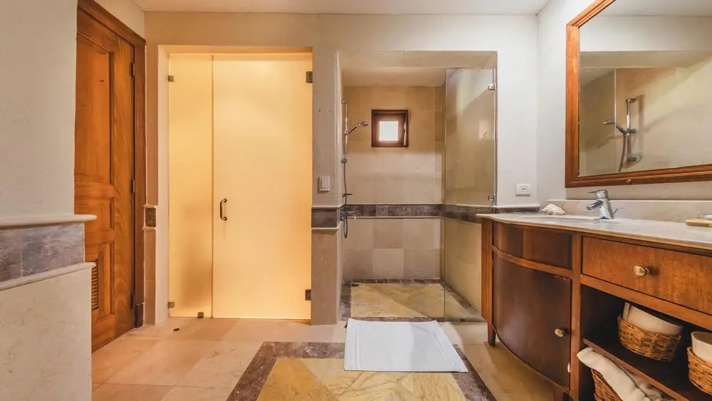 Magnificent Golden Bear w Balcony Pool and Private Parking lot E21