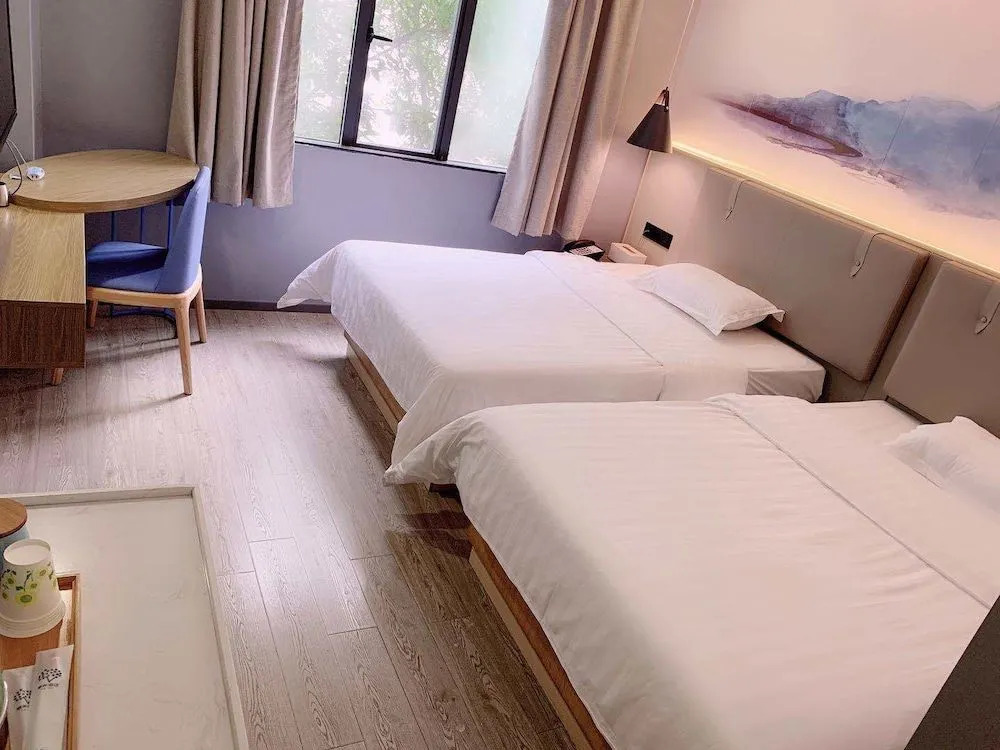 Life Hotel (Ouzhuang Metro Station)