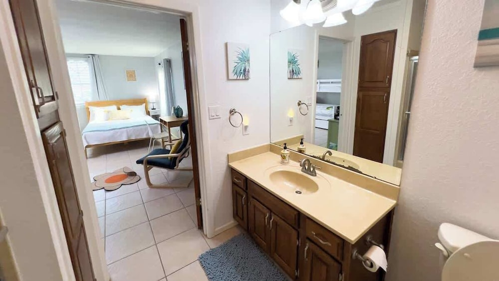 Fun Retro Island Vibe - Sleeps 17 - Beach 1 Block