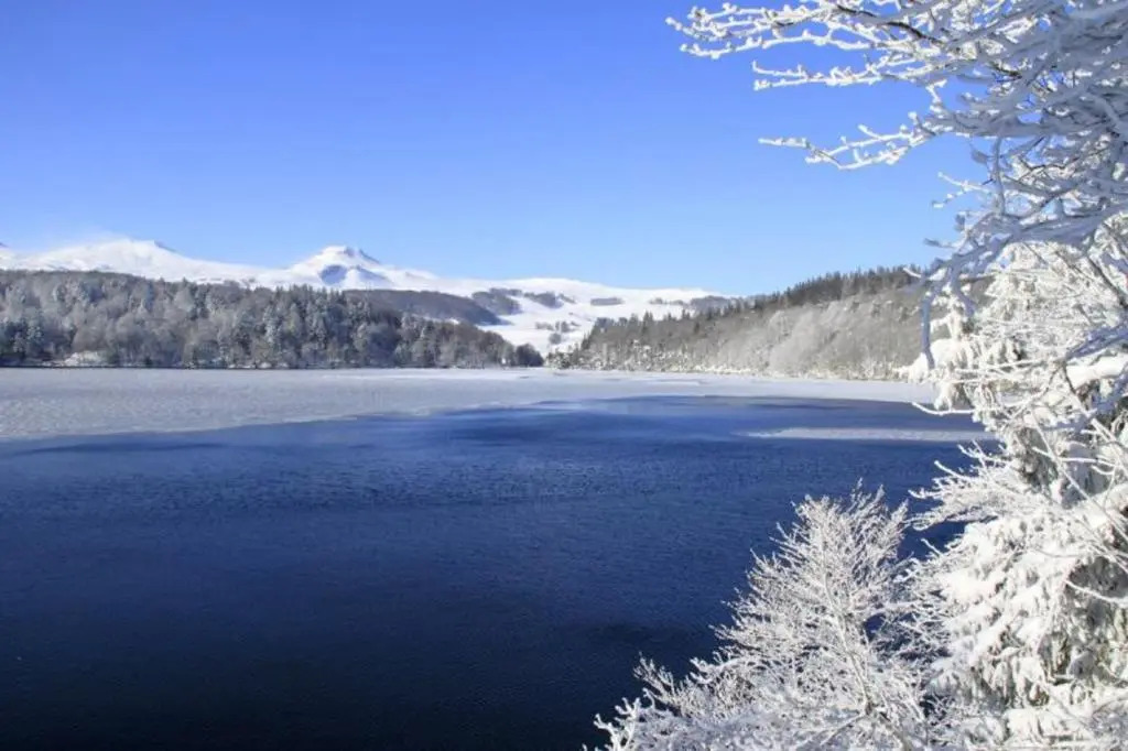Appartement d'une chambre avec vue sur le lac balcon amenage et wifi a Besse et Saint Anastaise a 1 km des pistes