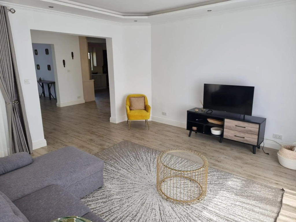 Beautiful 3 bedroom home in a gated complex with private garden and pool