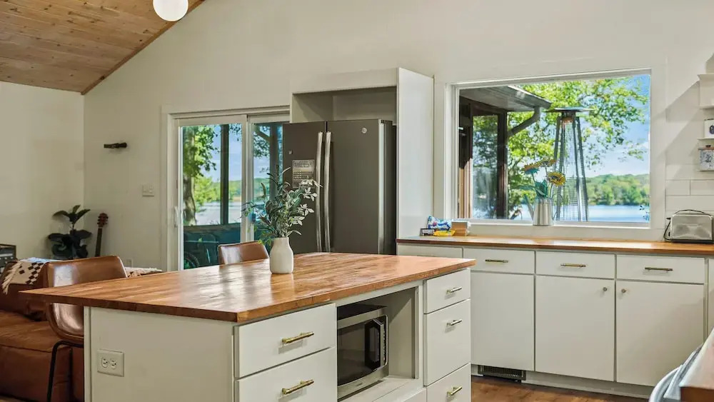 Lake Daze by Avantstay Lakefront w/ Modern Interior, Enclosed Porch & Hot Tub