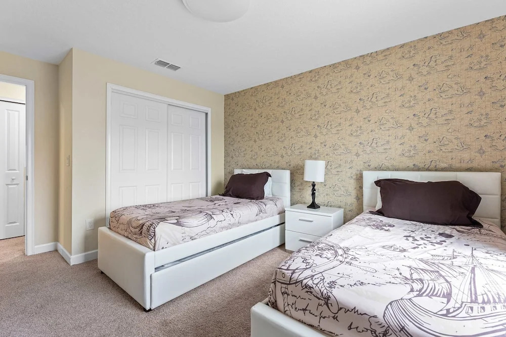 Themed Mickey Bedroom 4BR up to 8 People Sl4802