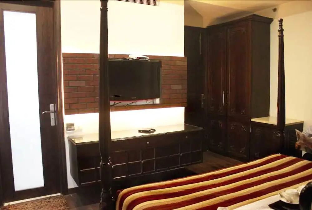 Qotel Signature Lavish Inn - Hotel in Rajouri Garden Near Metro & Pacific Mall