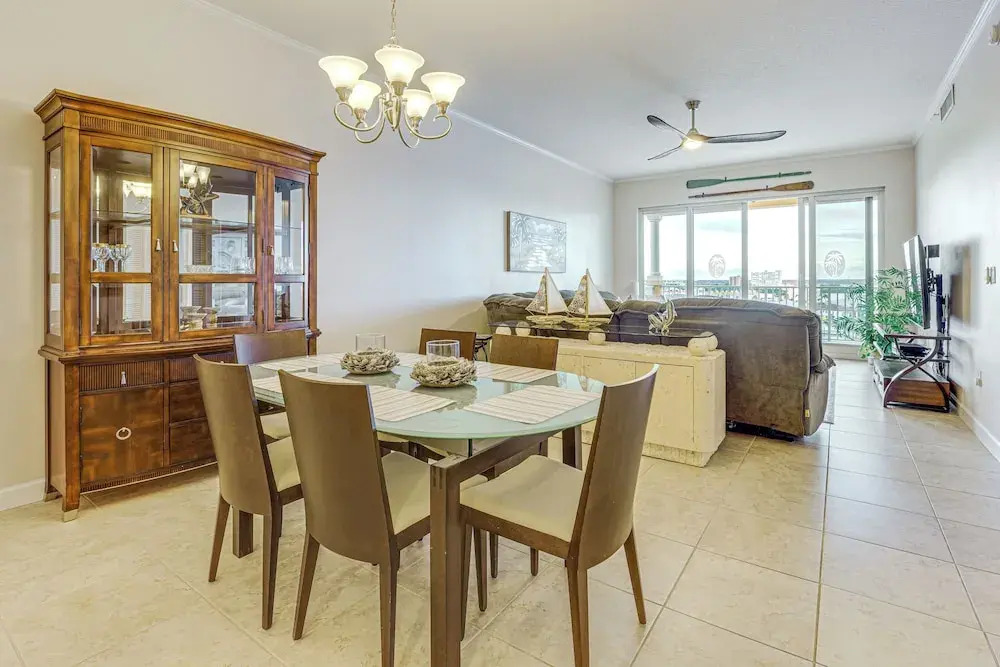 8th Floor Penthouse, Walk to Clearwater Beach