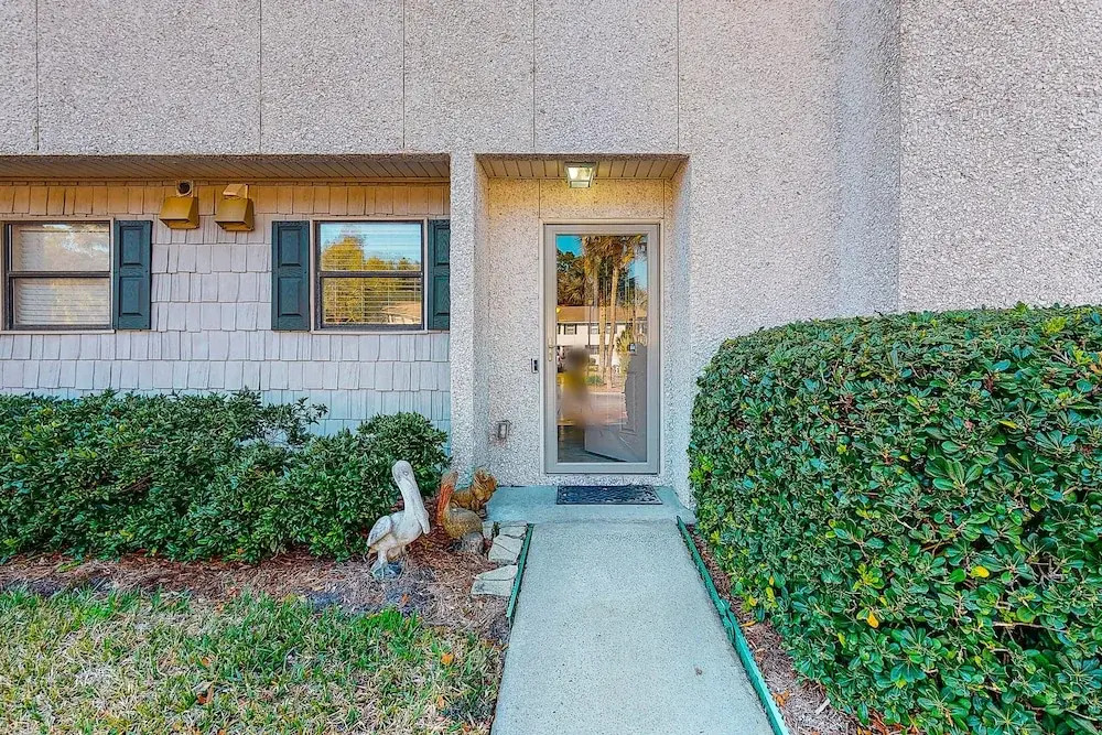 Snowbird-friendly Condo With Patio, Central AC, W/d, Pool & Tennis - Near Beach
