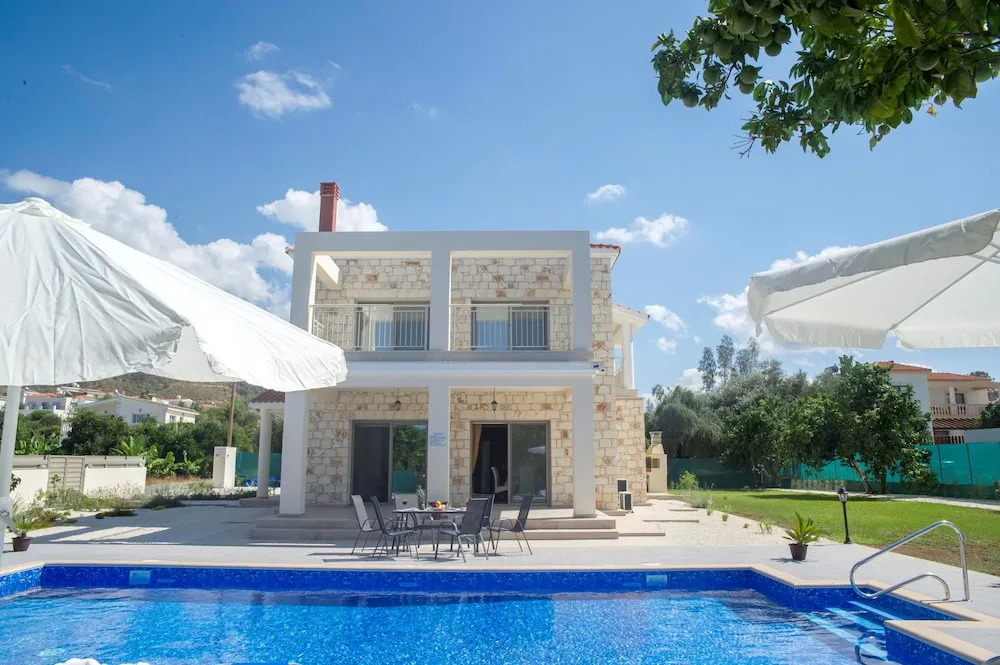 Stunning new Beach Front Villa,1st Line to the Beach, Large Pool, Wonderful Area