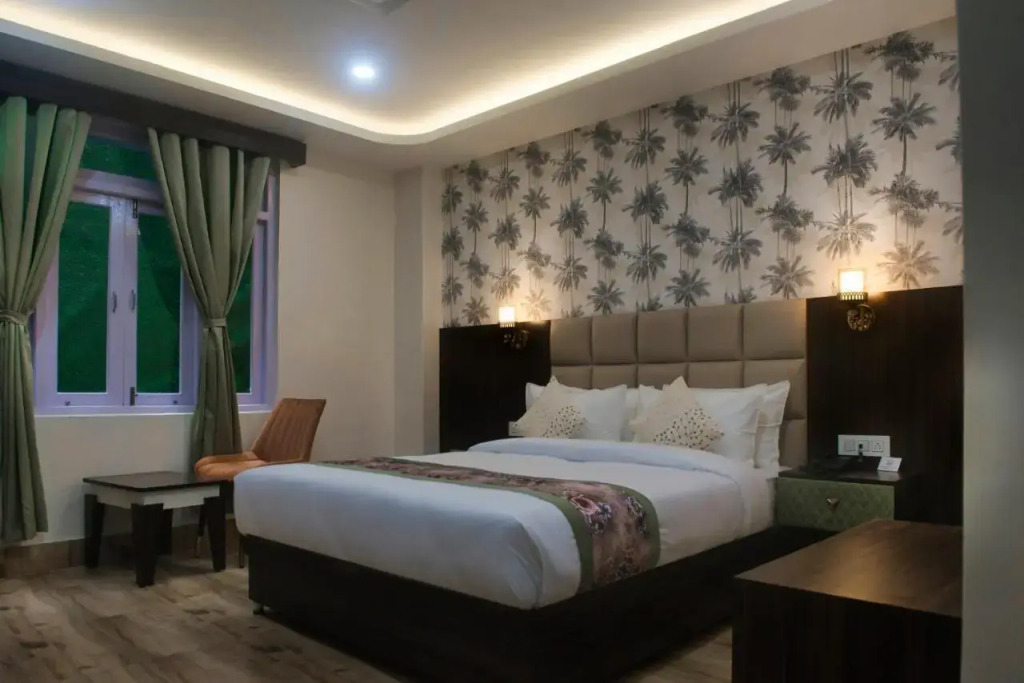7 Mirror Hotel
