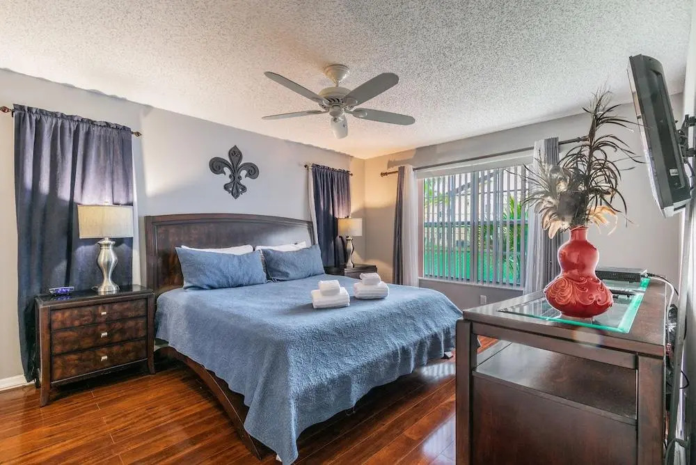​Near Theme Parks! Potter's Castle! Gorgeous, 3 BR's, Sleeps 8, Pool!