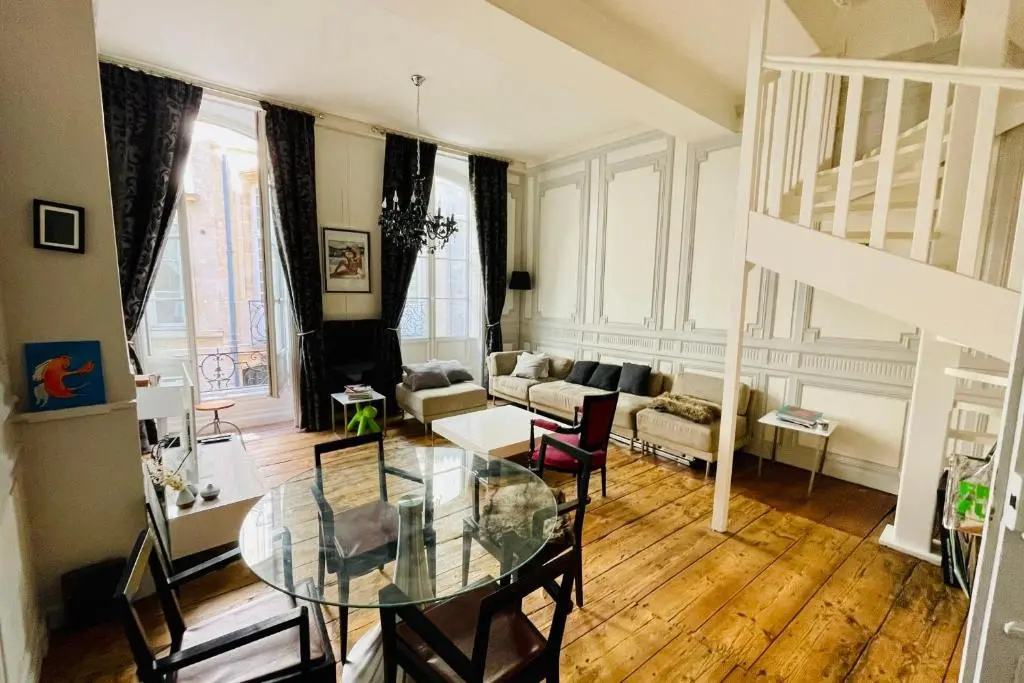 T4 apartment in the heart of old Bordeaux close to all amenities