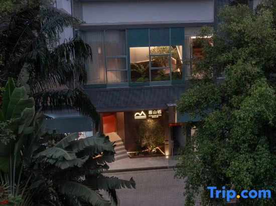 Mossland Hotel