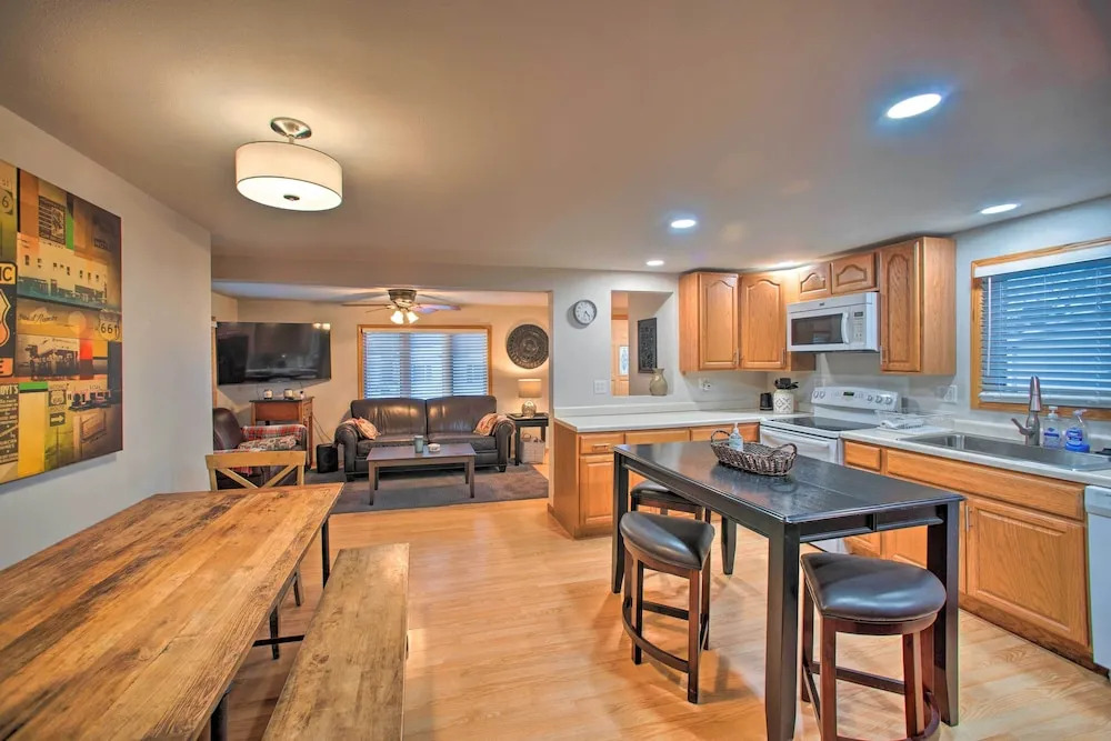 Charming Iowa Abode Near Knoxville Raceway!