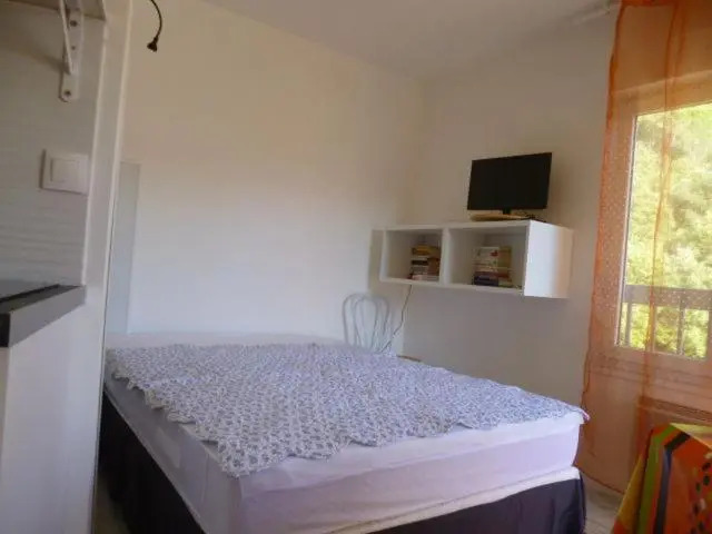 studio 23m² avec lit fixe en 140 et canapé clicclac