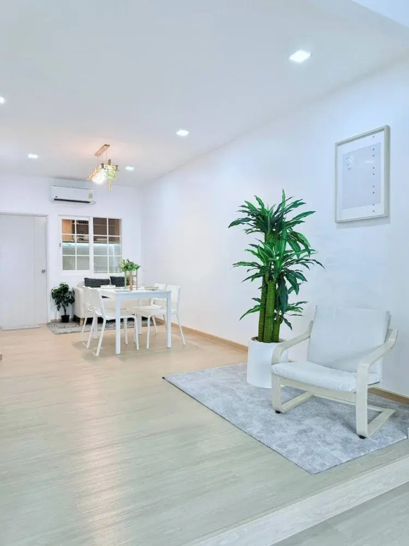 Minimalist Townhome Stay
