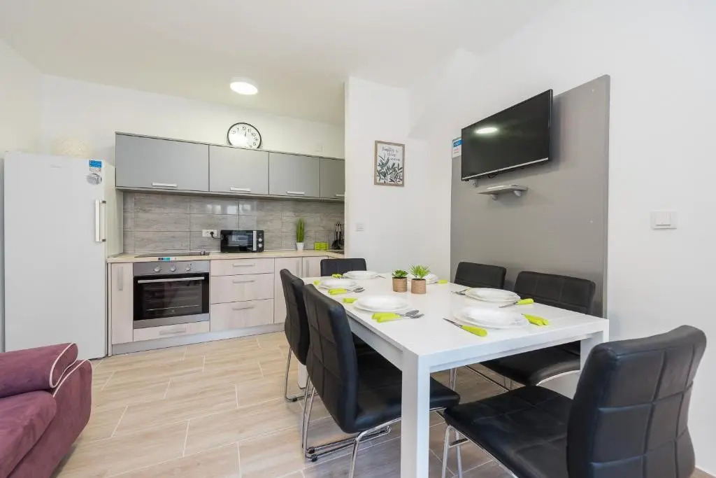 Balen city central house for 8
