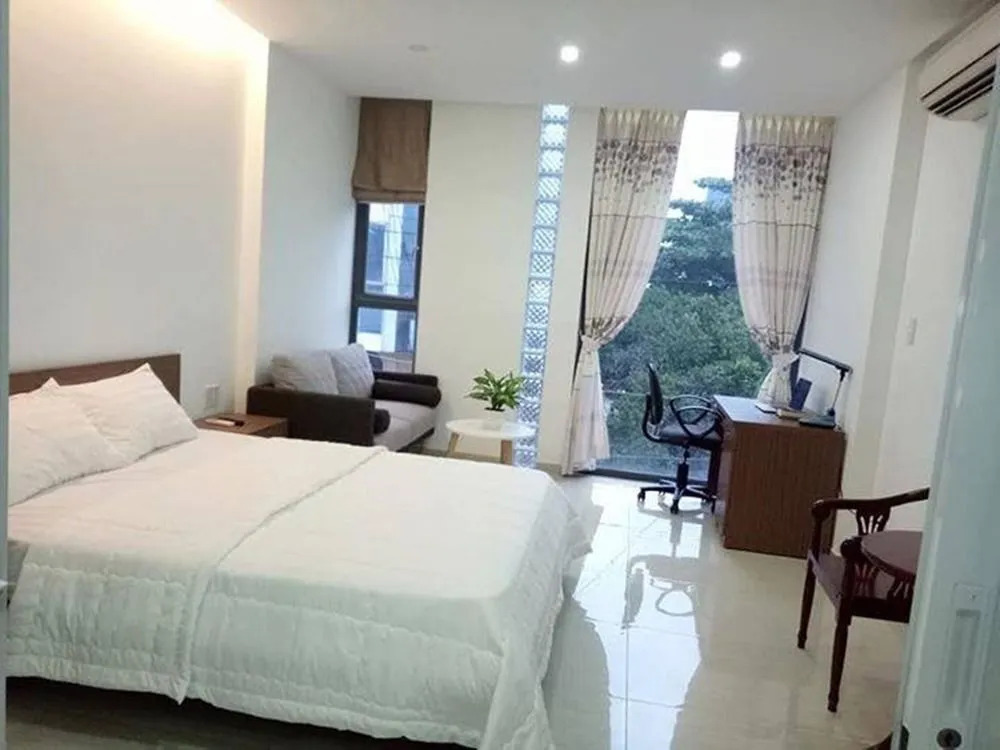 Smiley Apartment 10