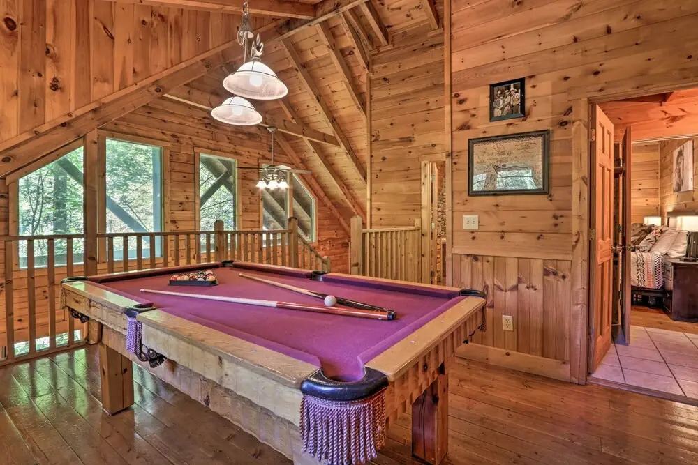Secluded Cabin w/ Hot Tub, 3 Mi to Pigeon Forge!