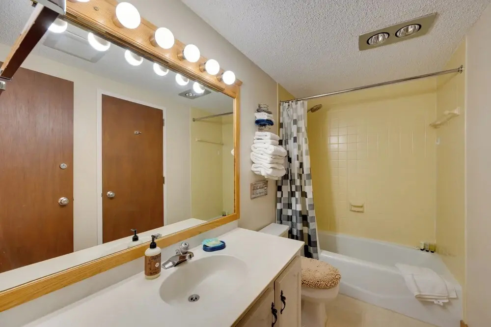 Close to Smuggs Lifts! Cozy Mountain-view Condo
