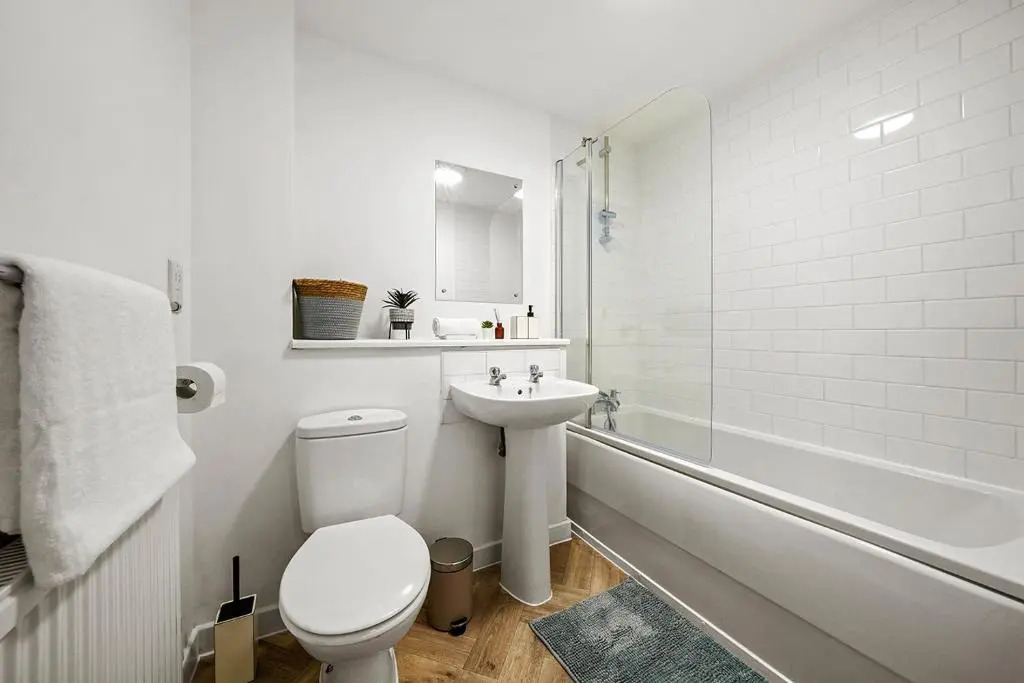 Contemporary, Modern, 2-Bed Apt, Prime Central Mk