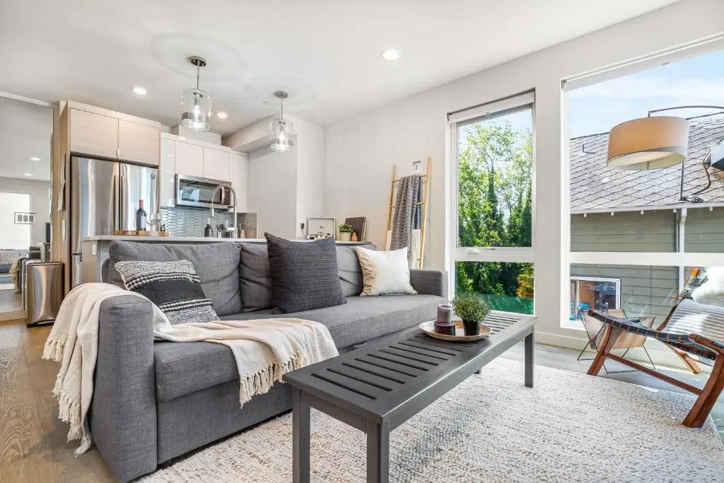 Rooftop Patio with Waterview, Private Garden & Grill 3BR 3BA