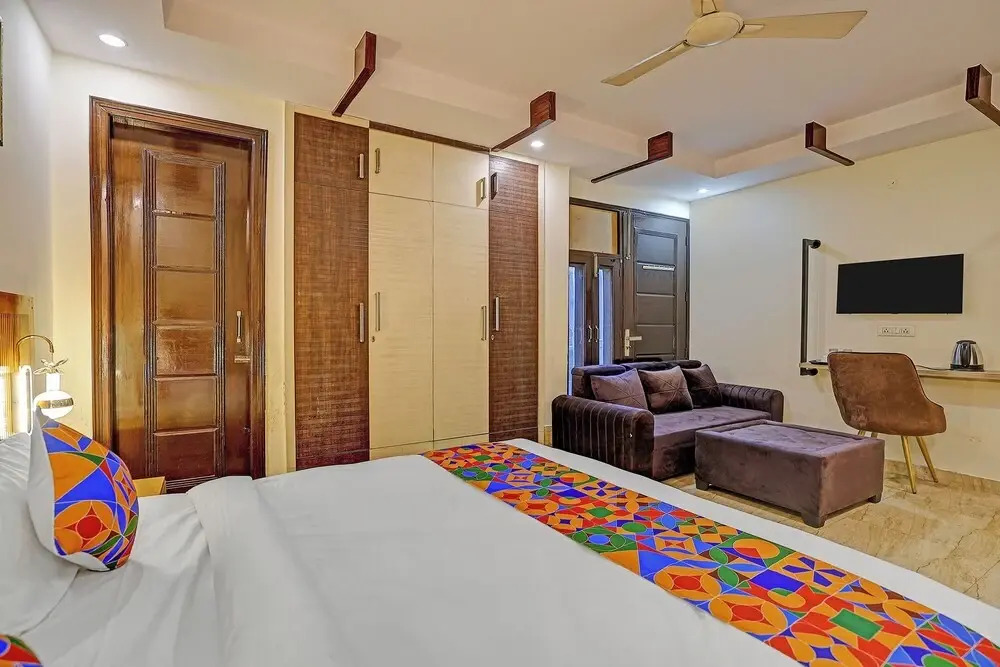 FabHotel Orchid White Inn - 600m from Noida Sector 16 Metro Station Noida