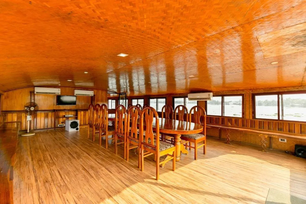 OYO 24146 Houseboat Anugraha 6bhk
