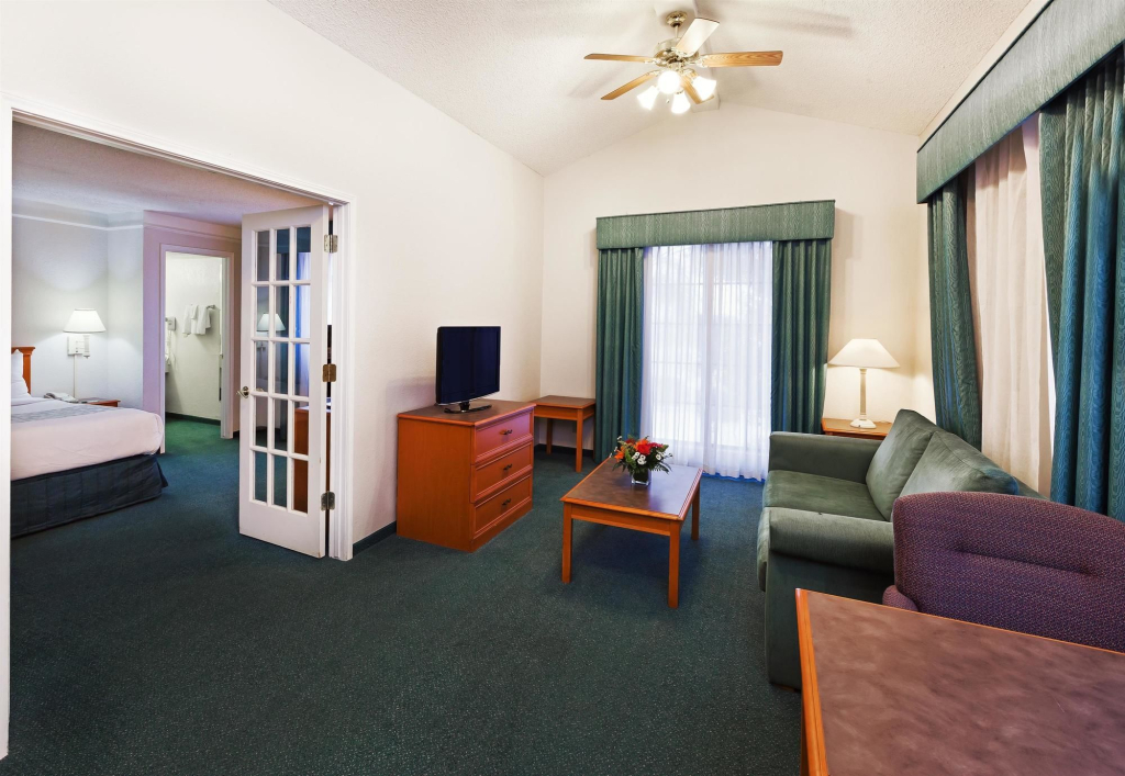 Super 8 by Wyndham Eagle Pass