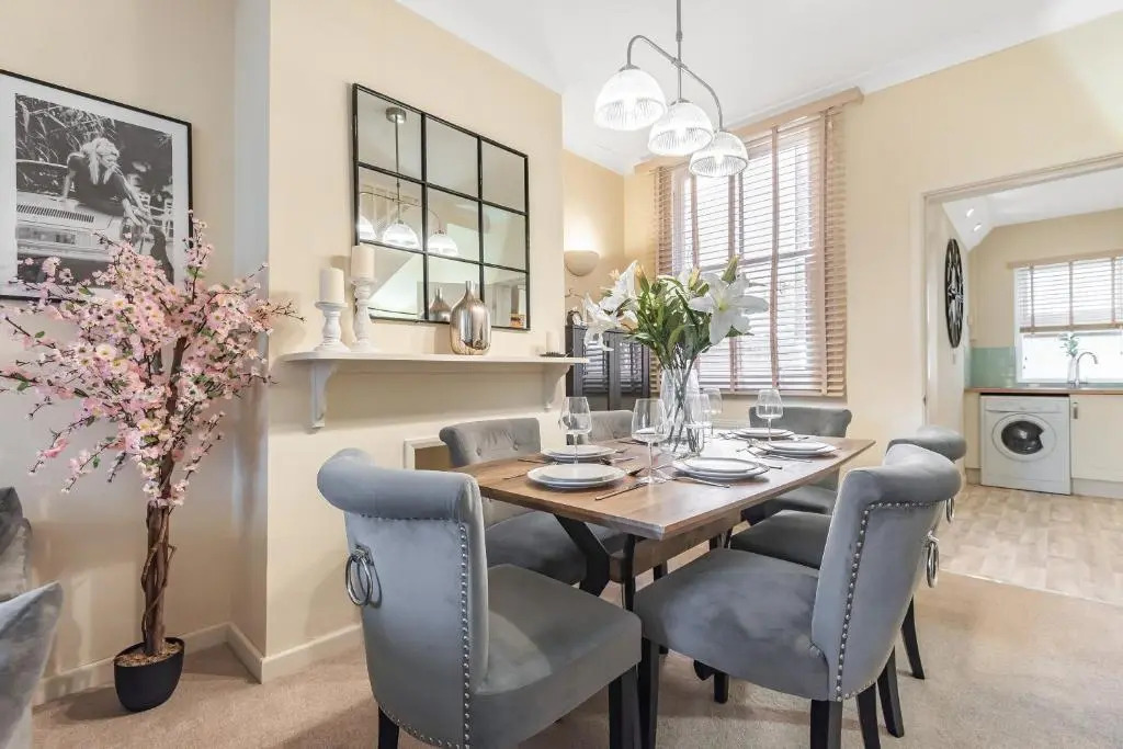 Chester City Centre Cottage, Sleeps 6 with FREE Parking