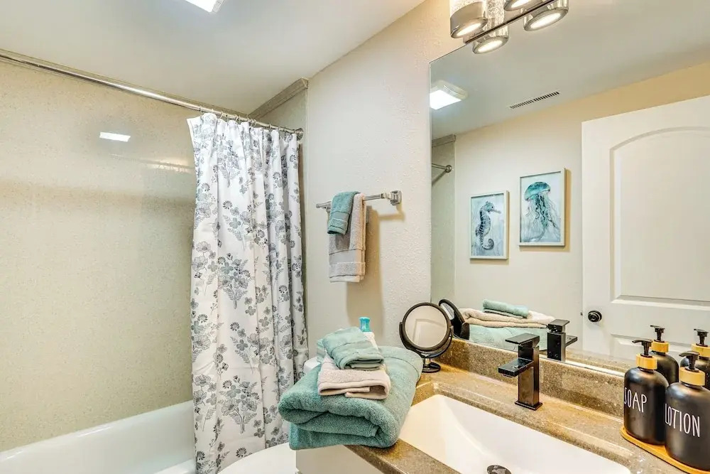 Lake & Pool Access: Lazy Days Condo w/ Balcony!