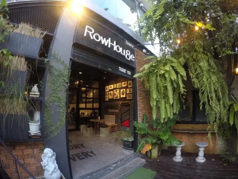 Row Hou8e Hostel