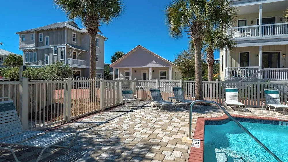 Dog-friendly Gulf Side Cottage & 6 Minutes to Beach + Community Pool & Bikes