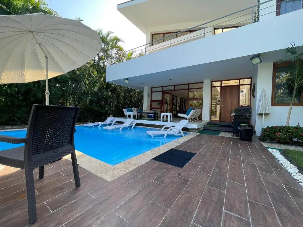 Spacious Trendy Villa At Metro Country Club