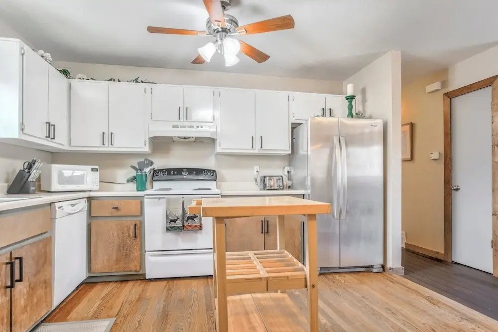 One Level Home Near Downtown Hot Tub
